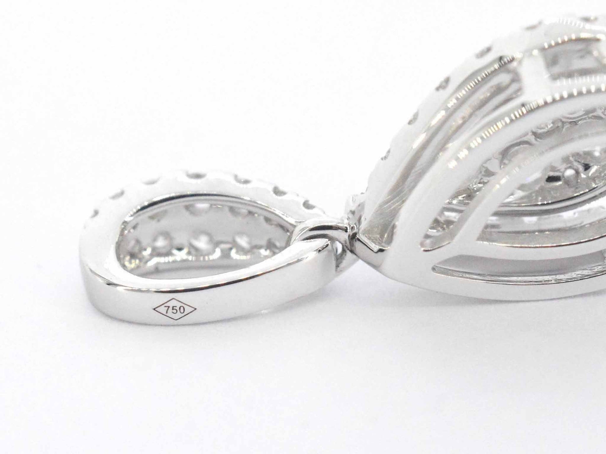 Witgouden hanger met diamanten pear shape 1232-4