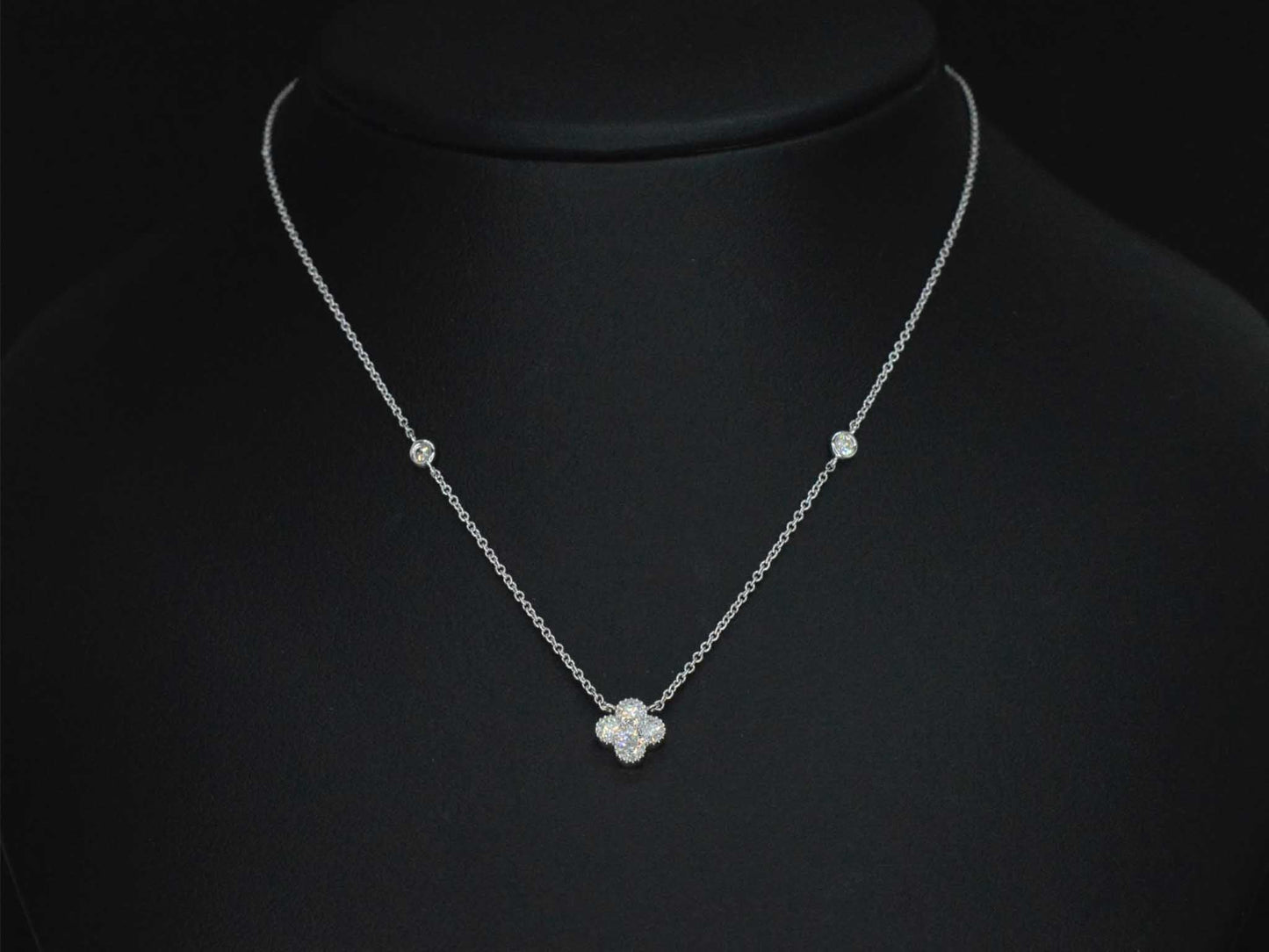 Witgouden collier met diamanten hanger klaver vier