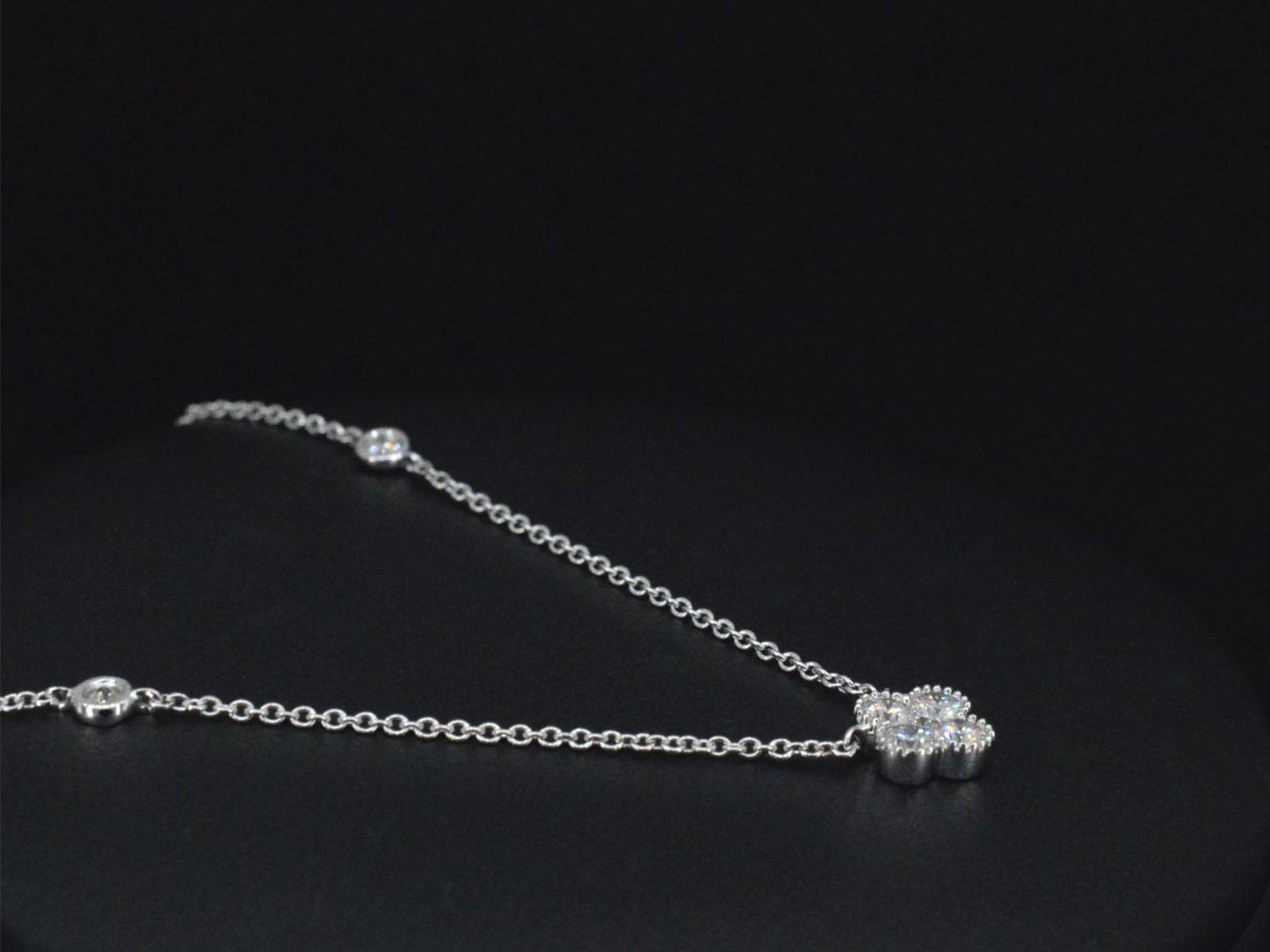 Witgouden collier met diamanten hanger klaver vier
