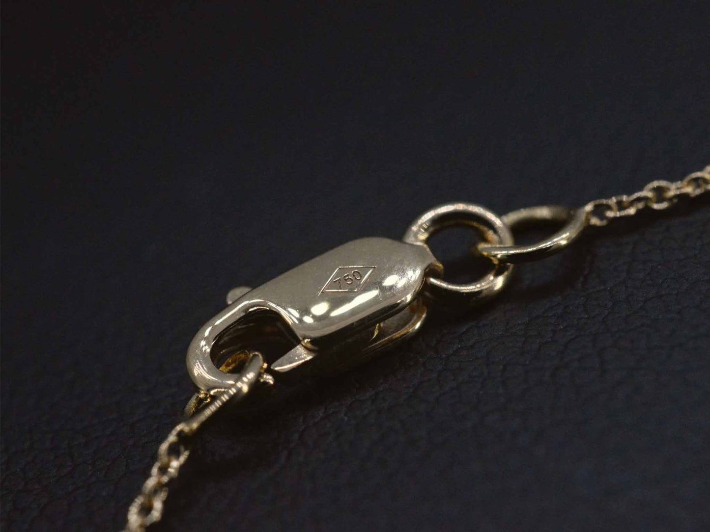 Goldkette mit Diamant-Anhänger in Form eines vierblättrigen Kleeblatts