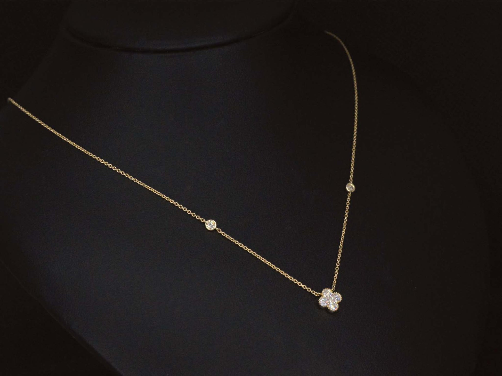 Gouden collier met diamanten hanger klaver vier