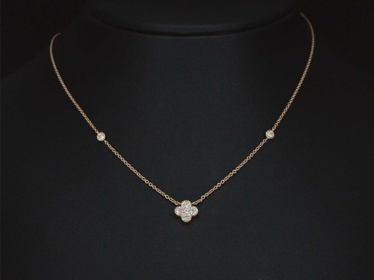 Rosegouden collier met diamanten hangers klaver vier