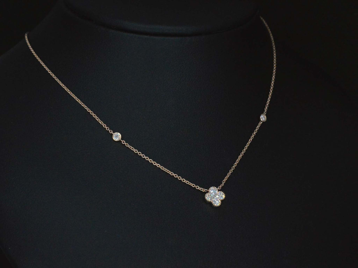 Rosegouden collier met diamanten hangers klaver vier