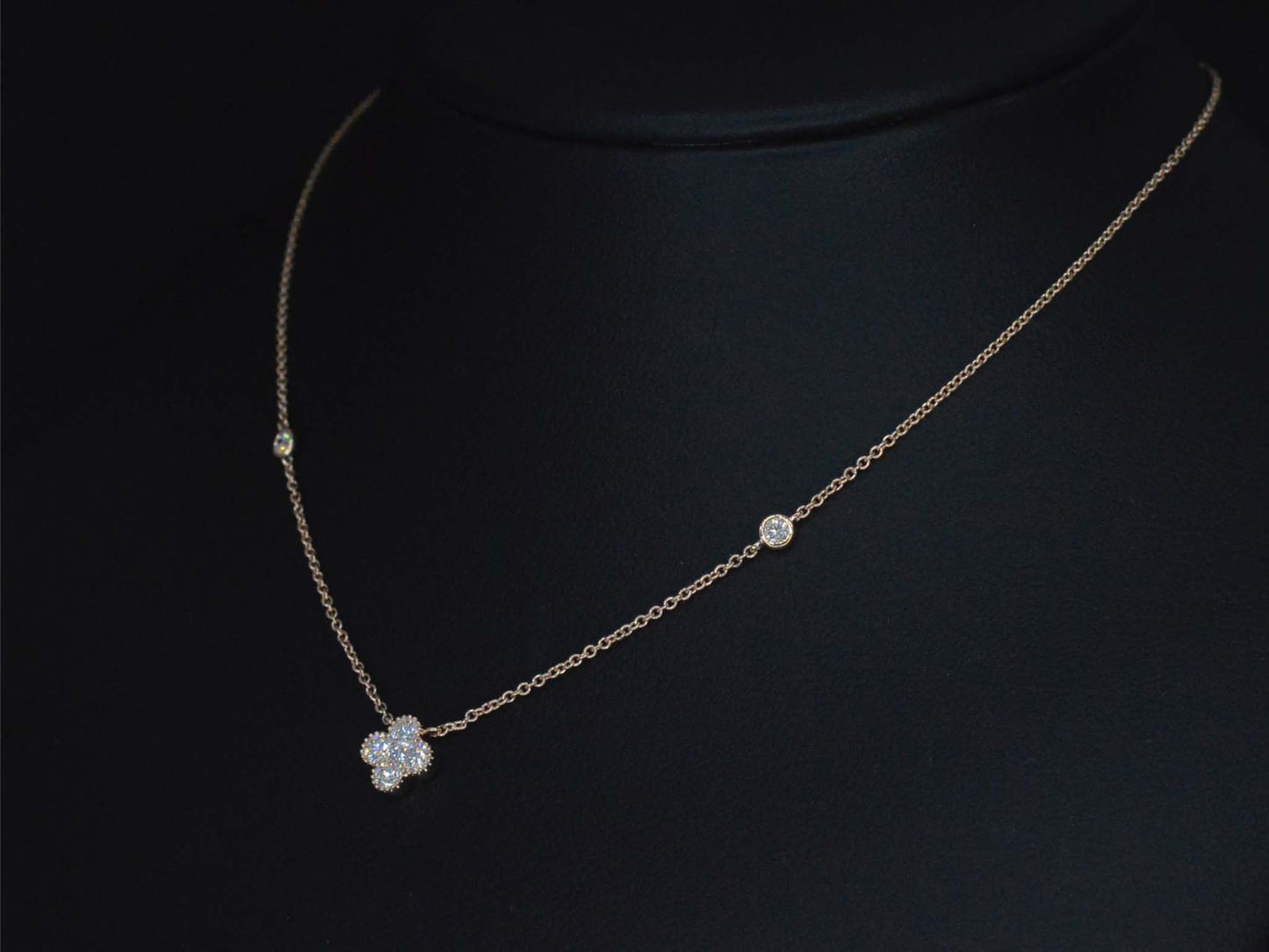 Rosegouden collier met diamanten hangers klaver vier