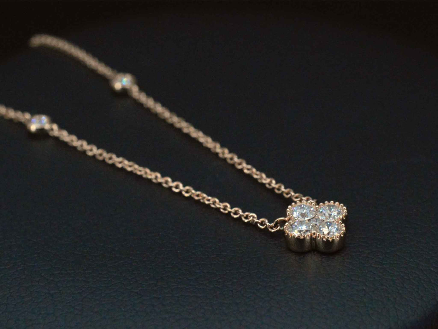 Rosegouden collier met diamanten hangers klaver vier