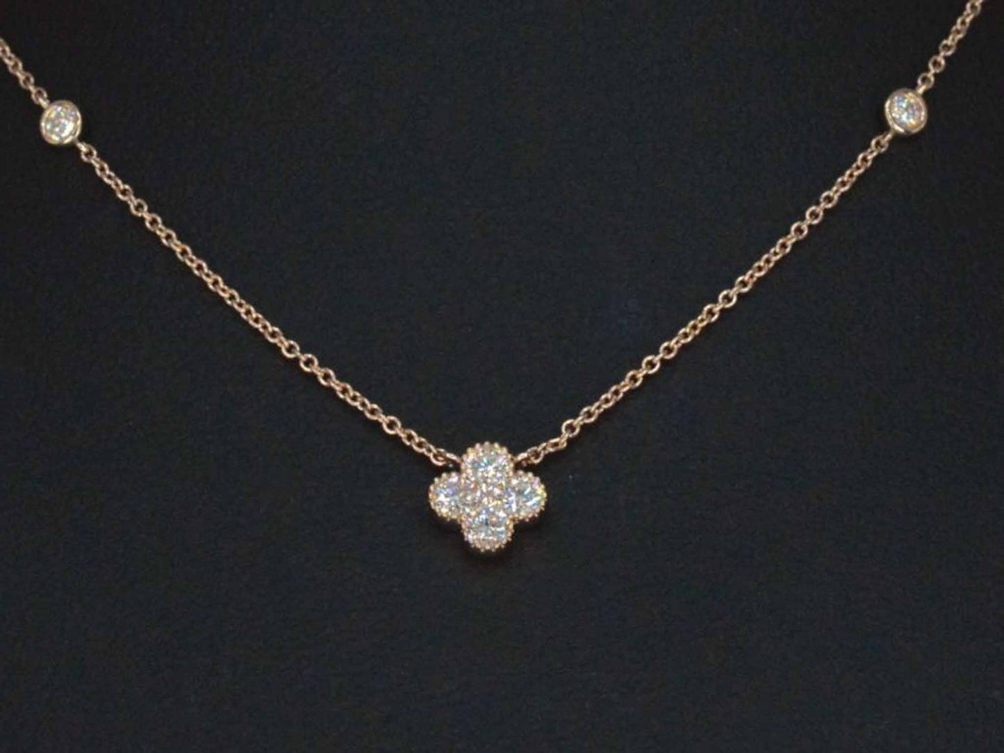 Rosegouden collier met diamanten hangers klaver vier