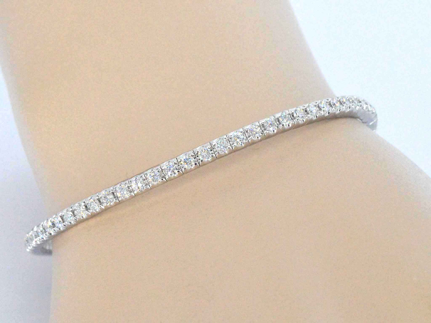 Witgouden armband met briljant geslepen diamanten en een onzichtbare sluiting