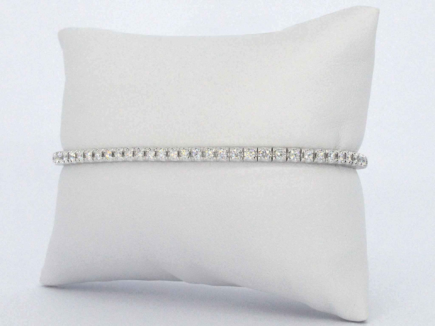 Witgouden armband met briljant geslepen diamanten en een onzichtbare sluiting