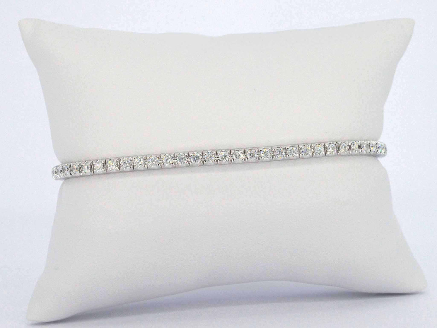 Witgouden armband met briljant geslepen diamanten en een onzichtbare sluiting