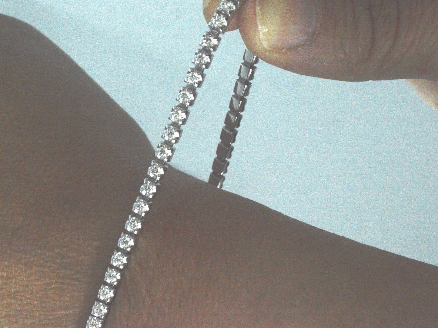 Witgouden armband met briljant geslepen diamanten en een onzichtbare sluiting