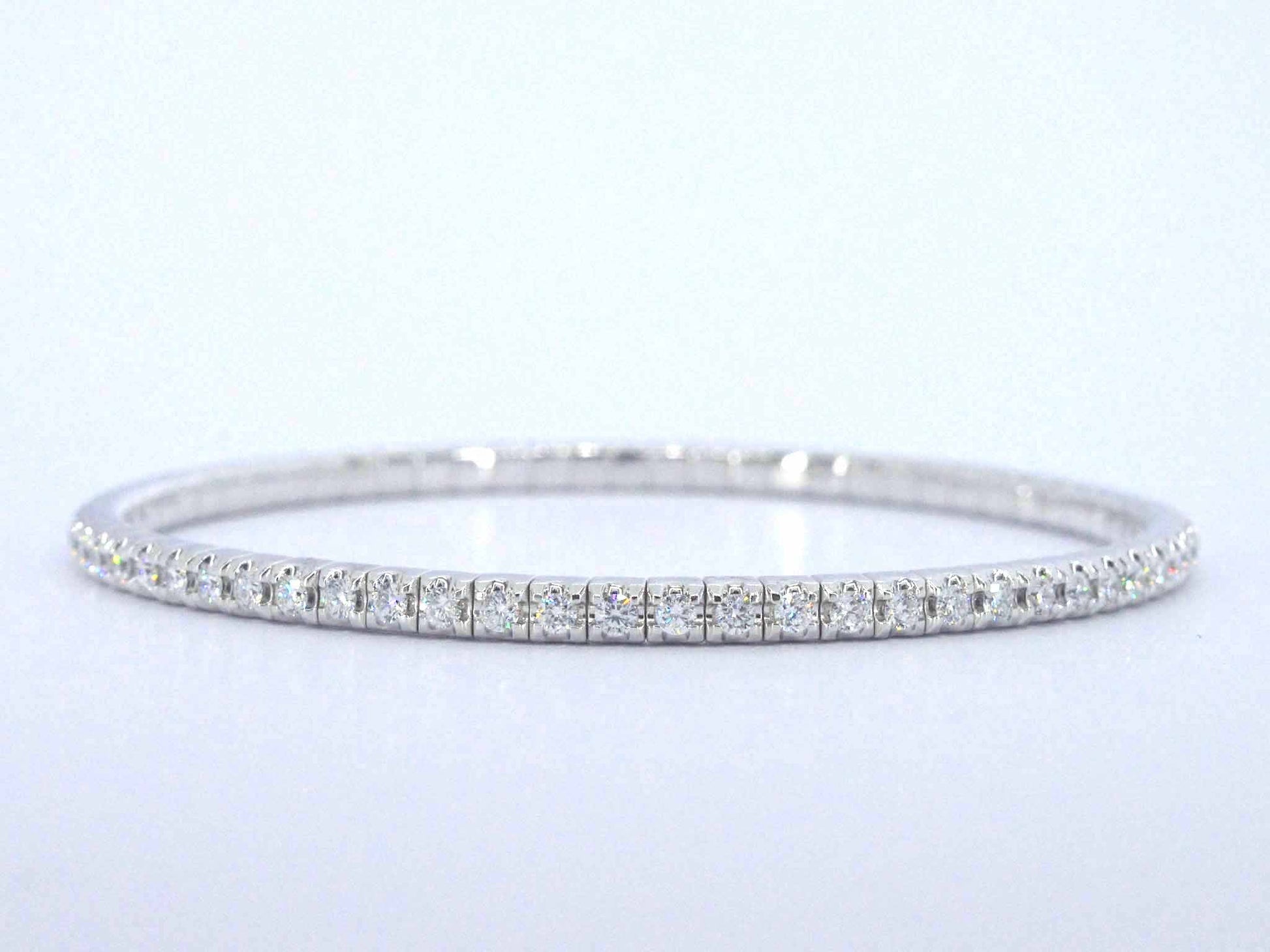 Witgouden armband met briljant geslepen diamanten en een onzichtbare sluiting
