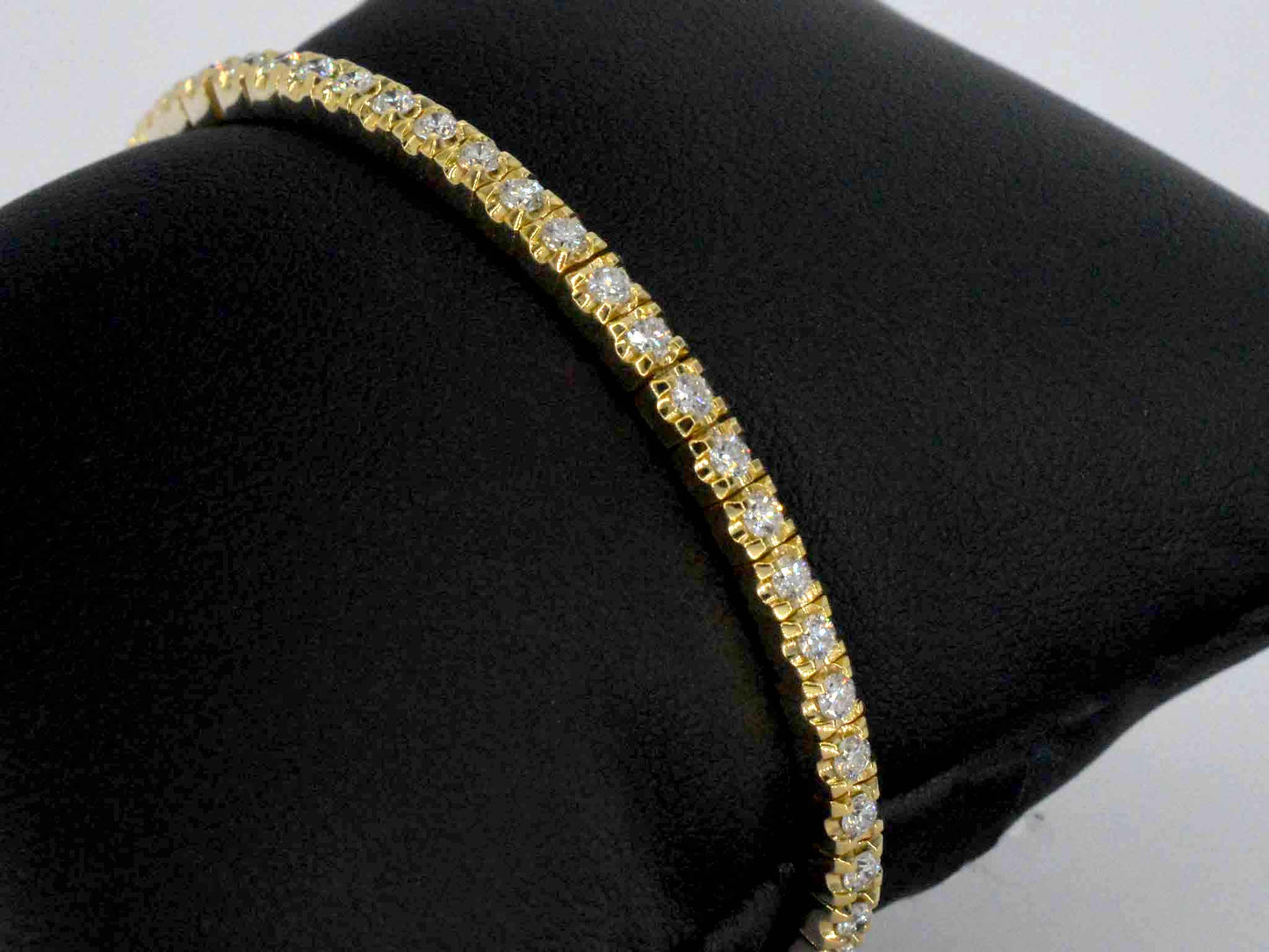 Gouden armband met briljant geslepen diamanten en een onzichtbare sluiting