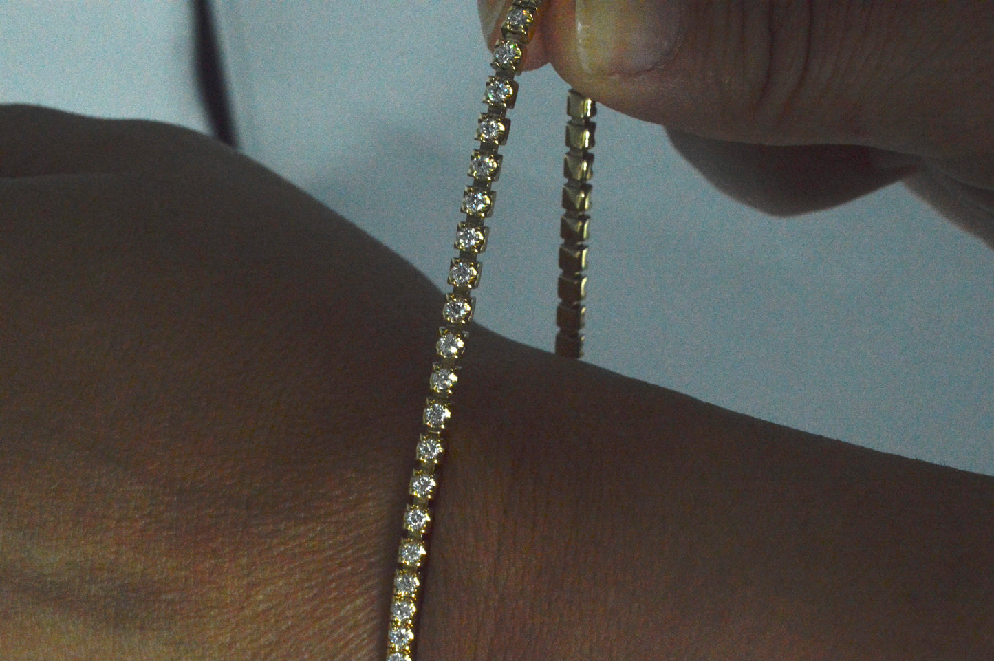 Gouden armband met briljant geslepen diamanten en een onzichtbare sluiting