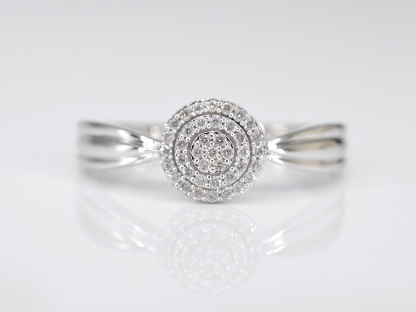 Witgouden entourage ring met diamanten 2001-4