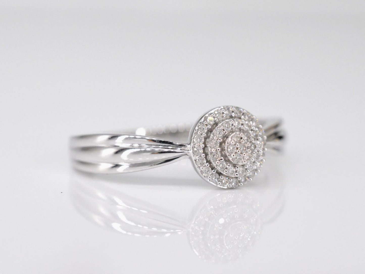 Witgouden entourage ring met diamanten 2001-5