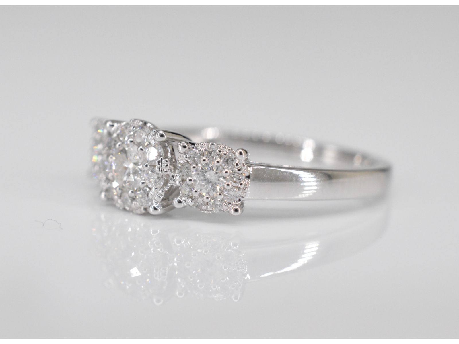 Witgouden trinity ring met diamanten 2002-4