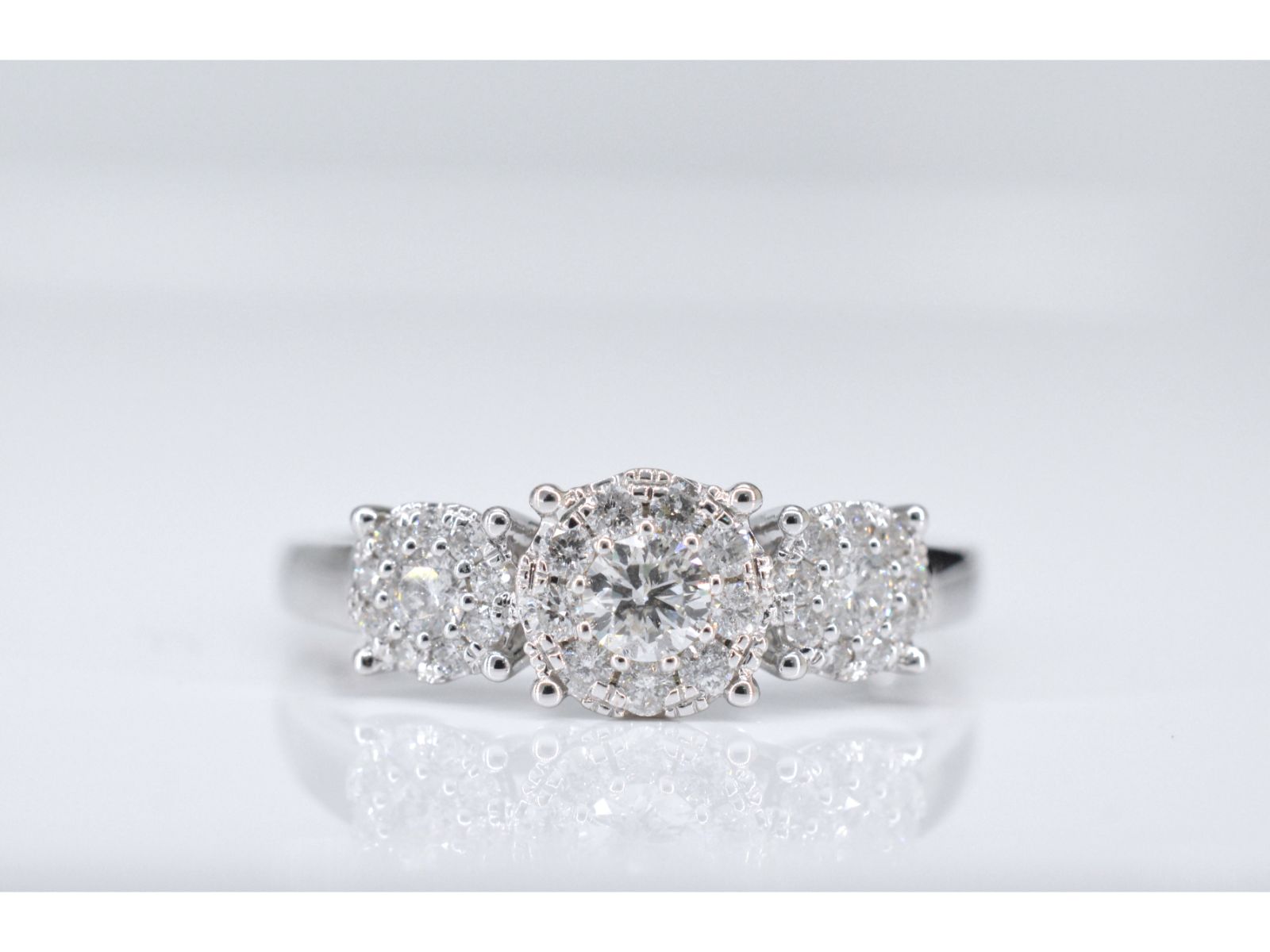 Witgouden trinity ring met diamanten 2002-5