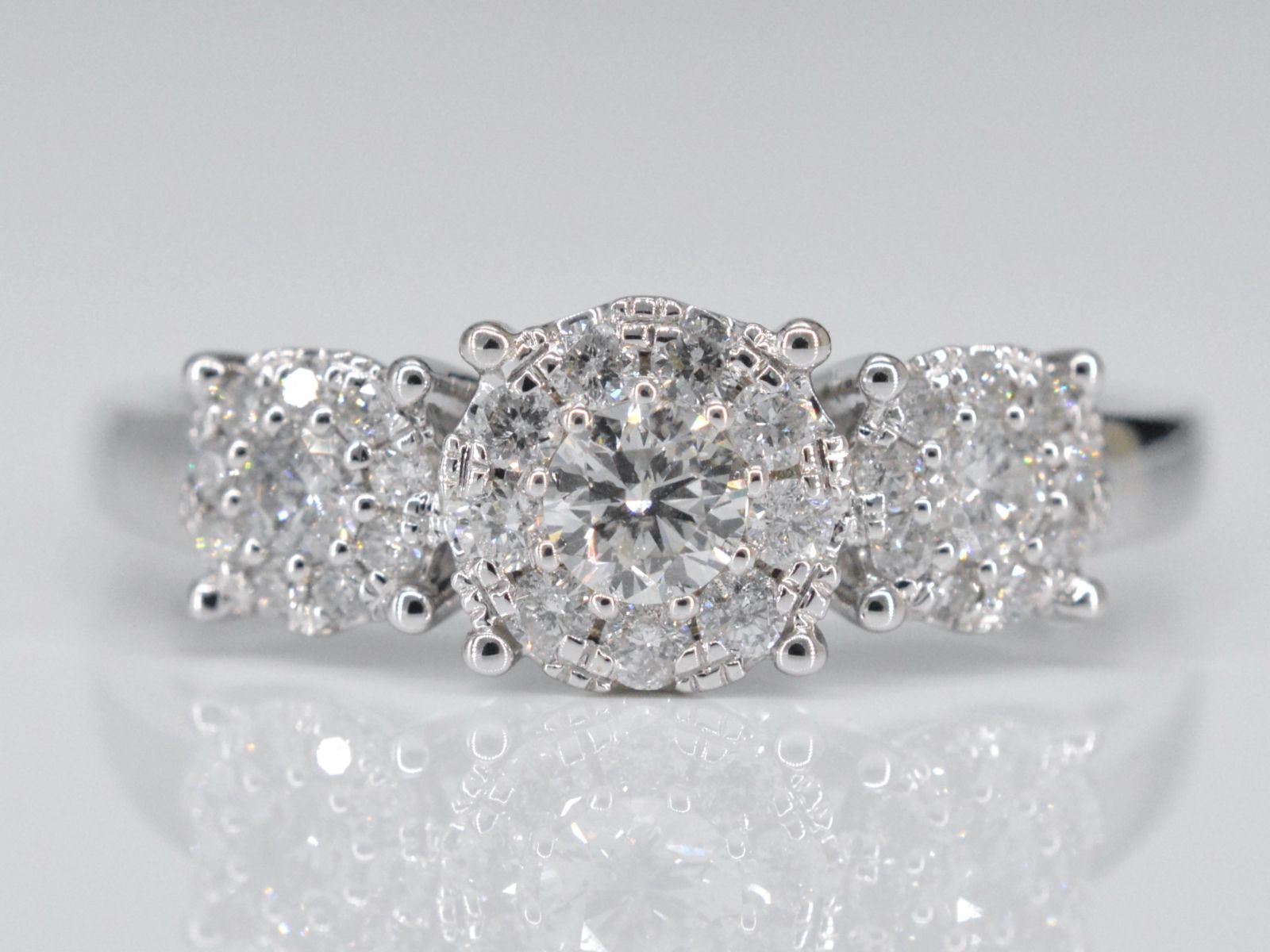 Witgouden trinity ring met diamanten 2002-7