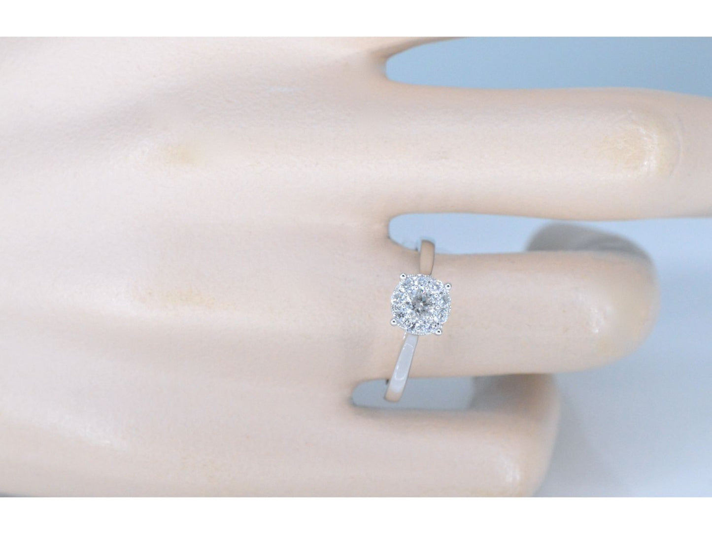 Witgouden entourage ring met briljant geslepen diamanten