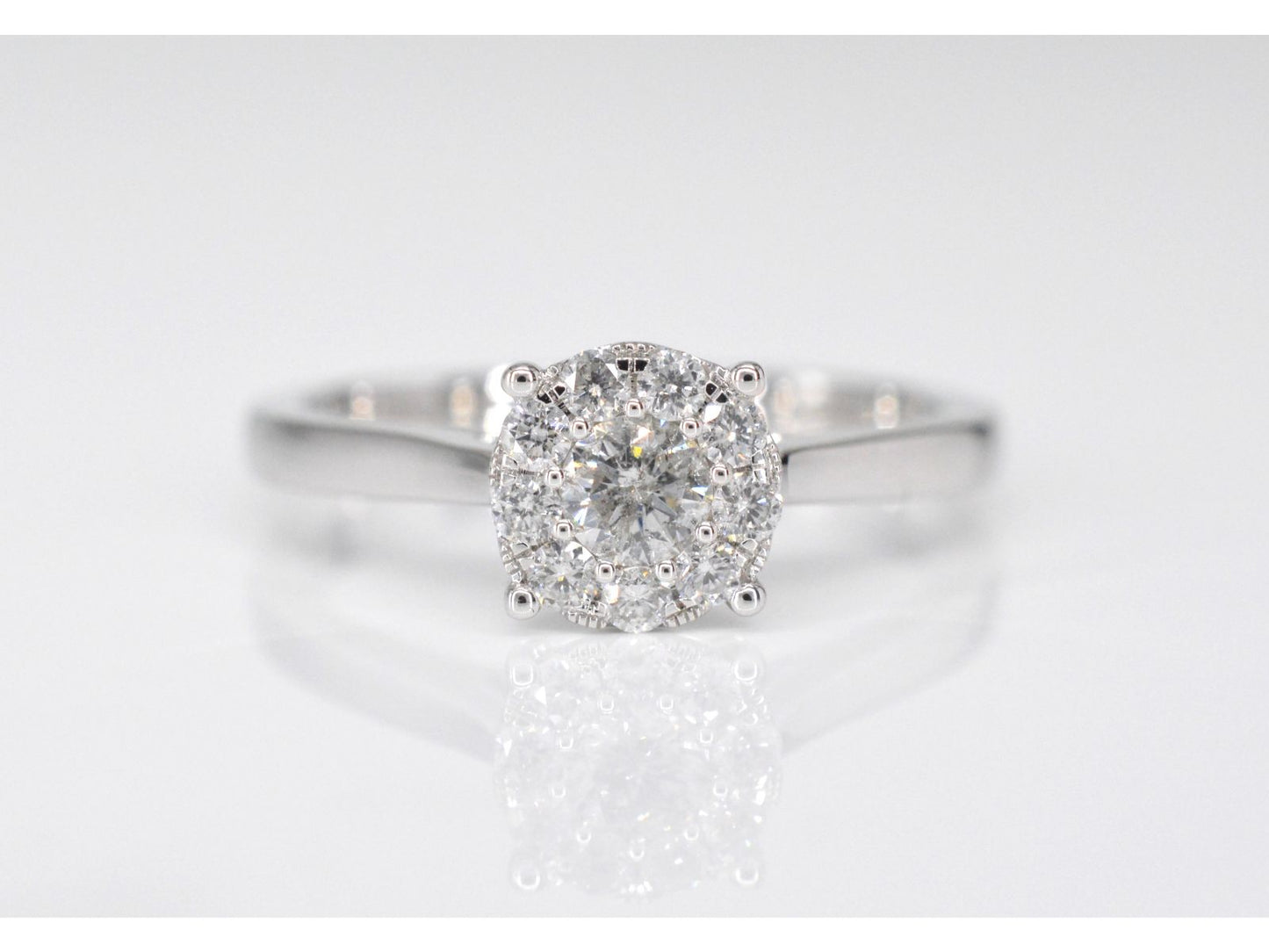 Witgouden entourage ring met briljant geslepen diamanten
