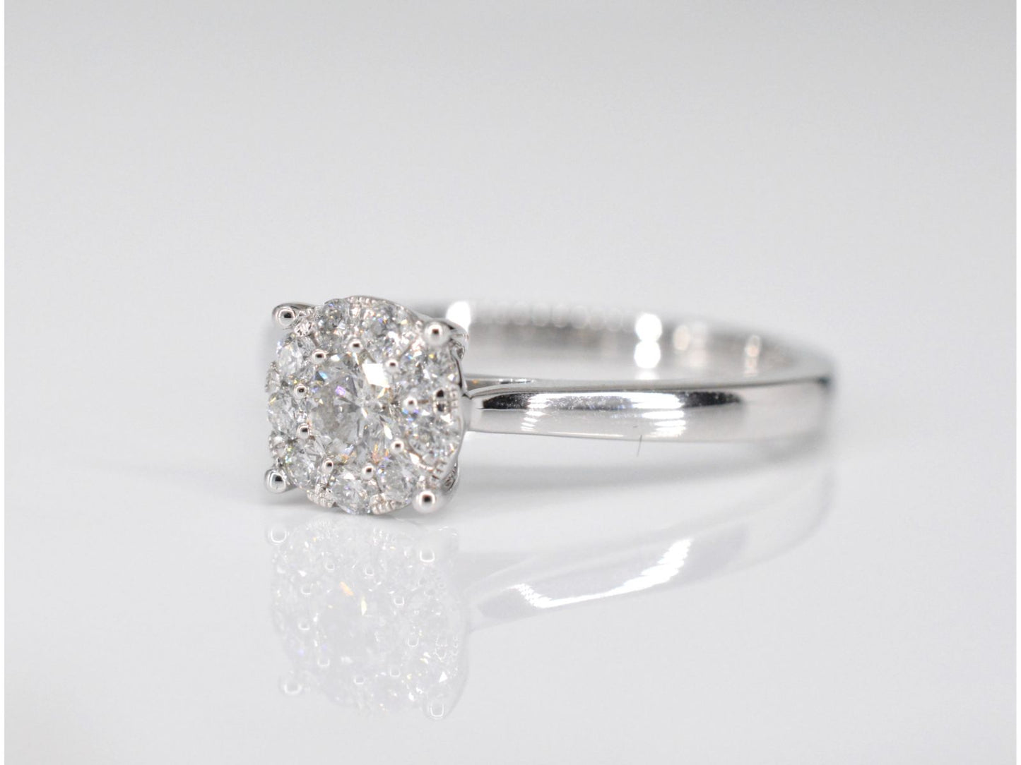 Witgouden entourage ring met briljant geslepen diamanten