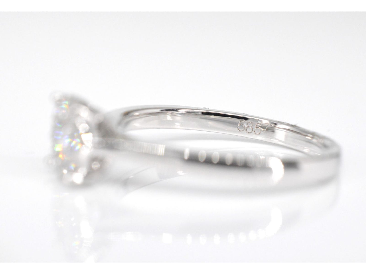 Witgouden entourage ring met briljant geslepen diamanten
