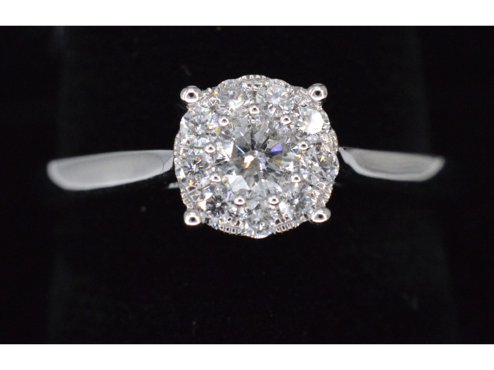 Witgouden entourage ring met briljant geslepen diamanten