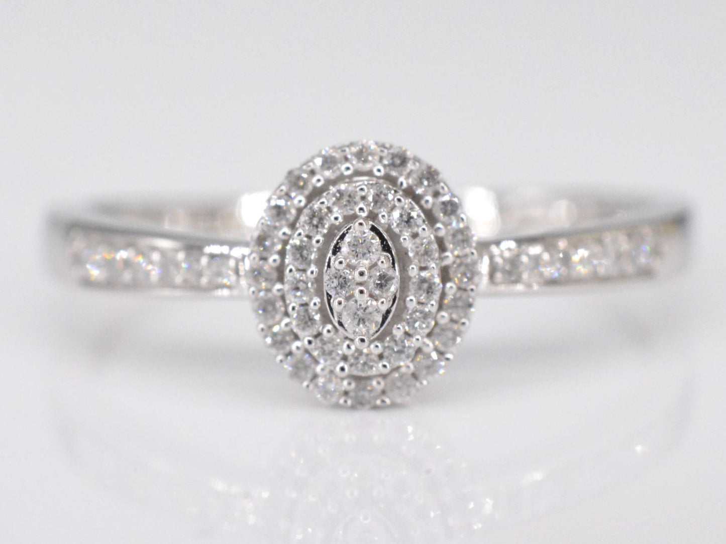 Witgouden entourage ring met diamanten 2004-5