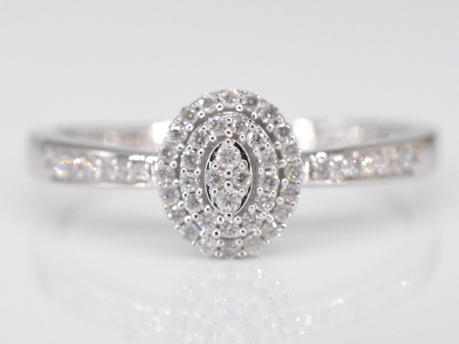 Witgouden entourage ring met diamanten 2004-5