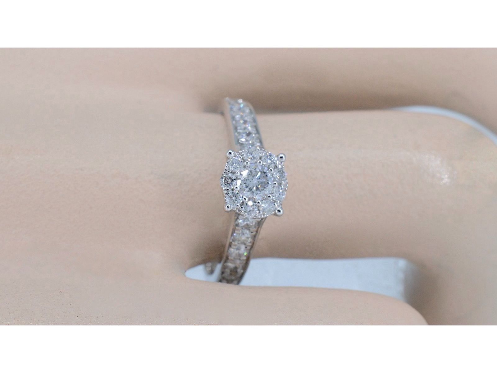 Witgouden entourage ring met diamanten