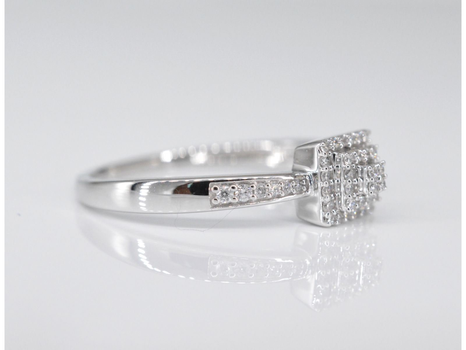 Witgouden entourage ring met diamanten 2007-2