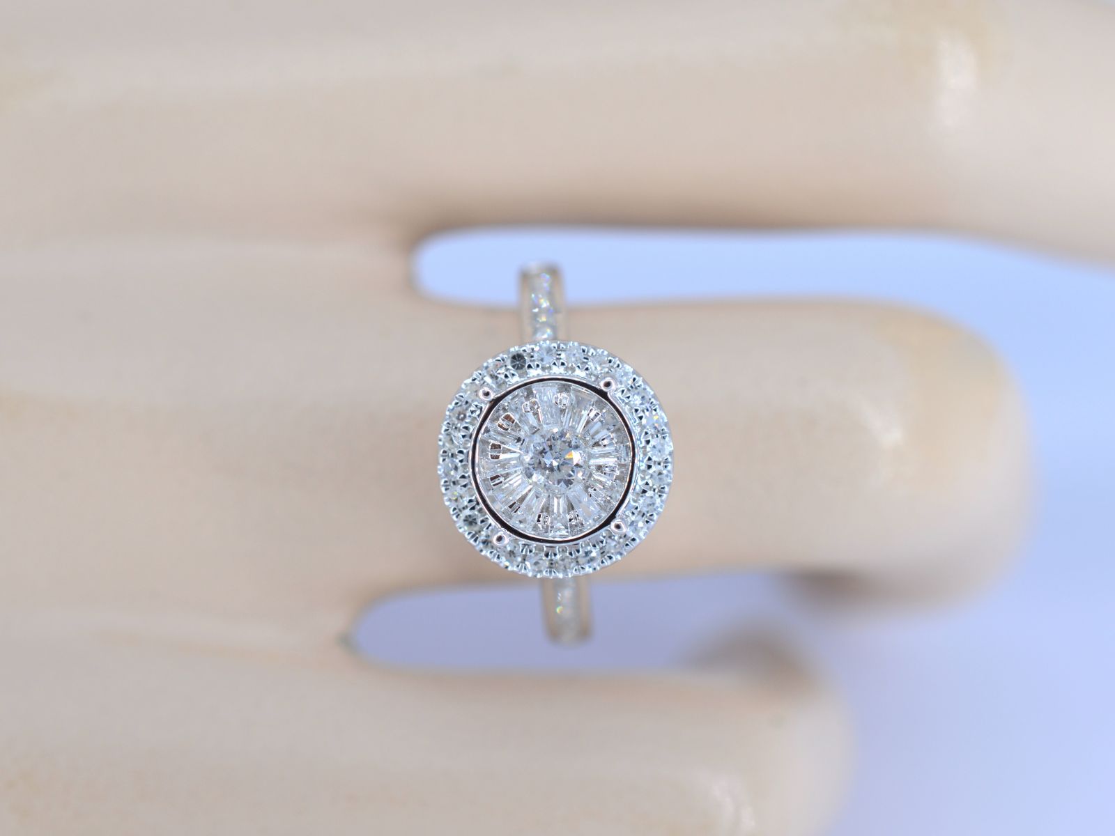 Witgouden entourage ring met diamanten