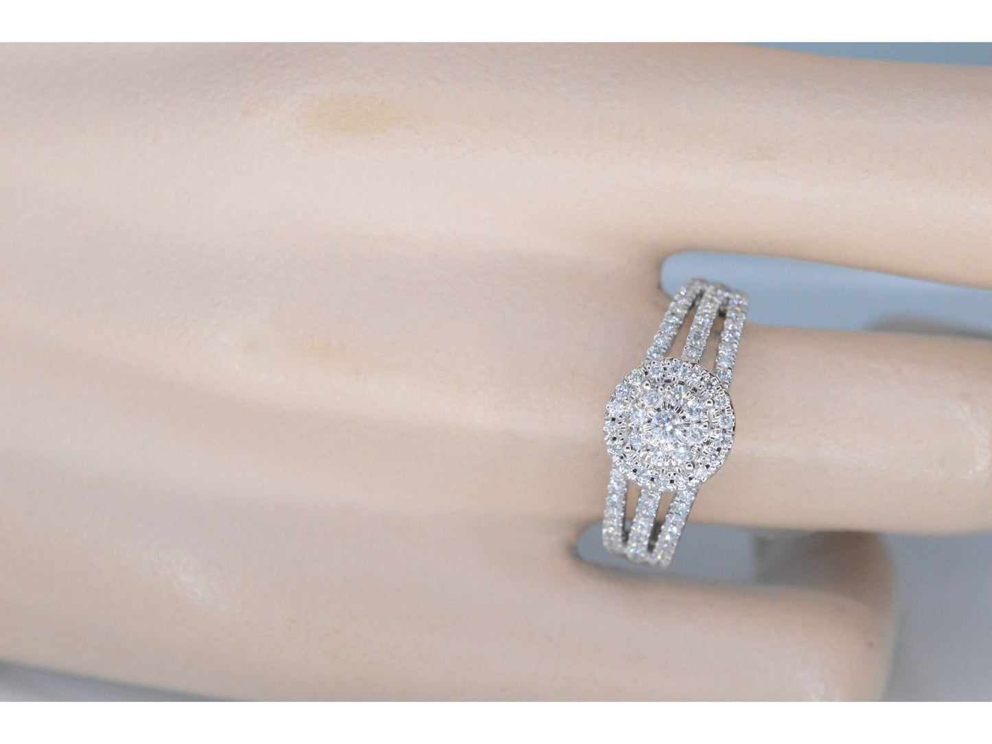 Witgouden entourage ring met diamanten