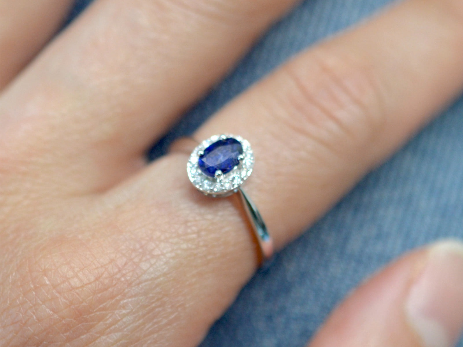 Witgouden entourage ring met diamanten en saffier 2010-2