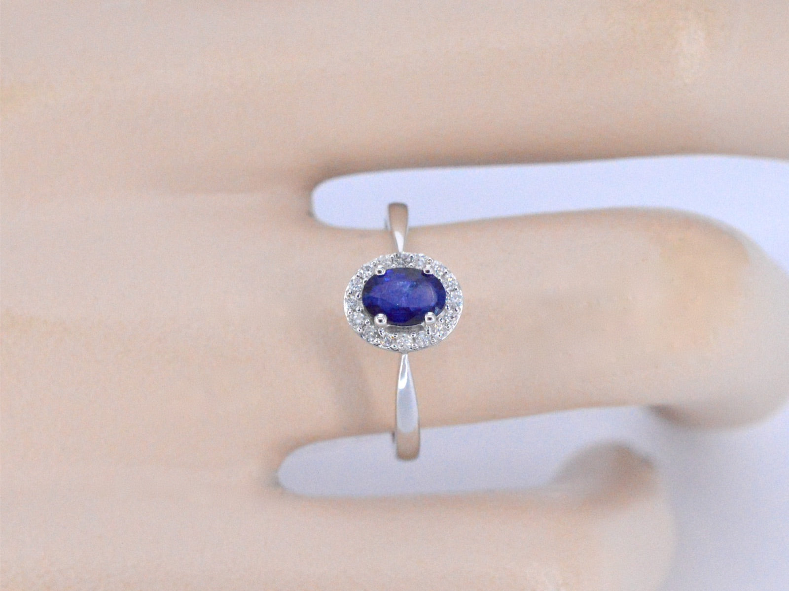 Witgouden entourage ring met diamanten en saffier