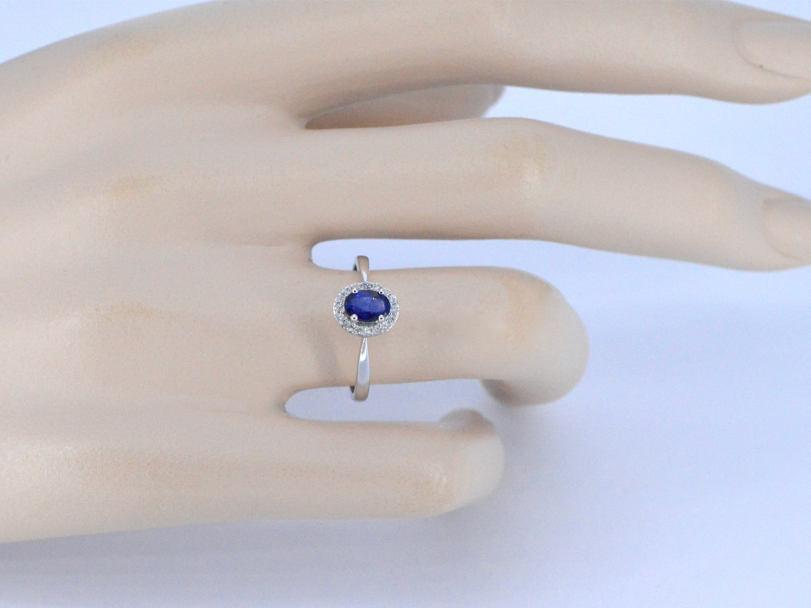 Witgouden entourage ring met diamanten en saffier 2010-3