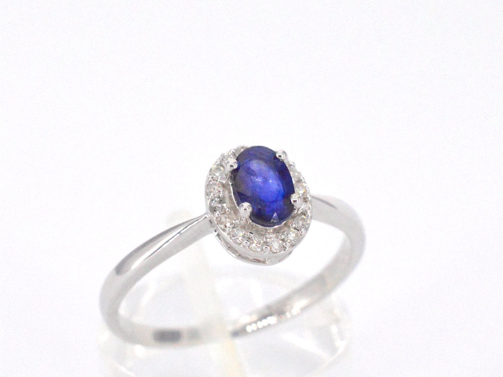 Witgouden entourage ring met diamanten en saffier 2010-5