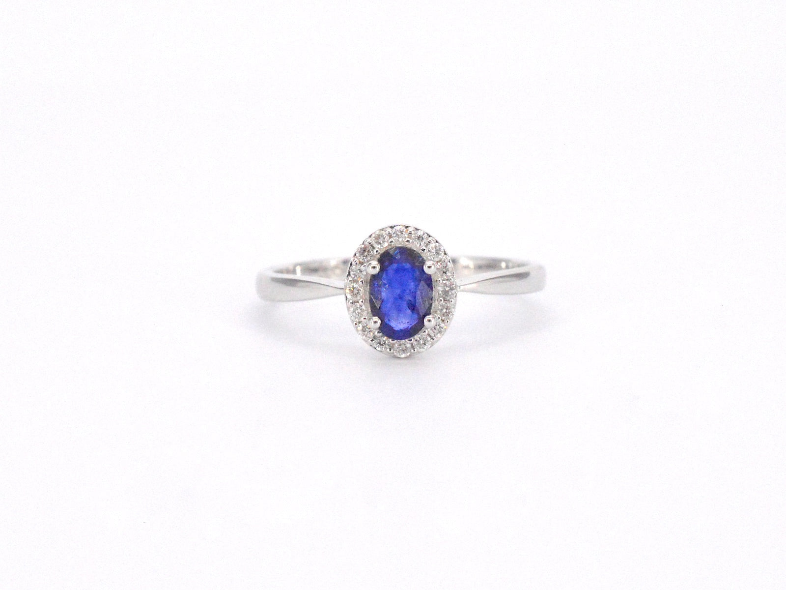 Witgouden entourage ring met diamanten en saffier 2010-6