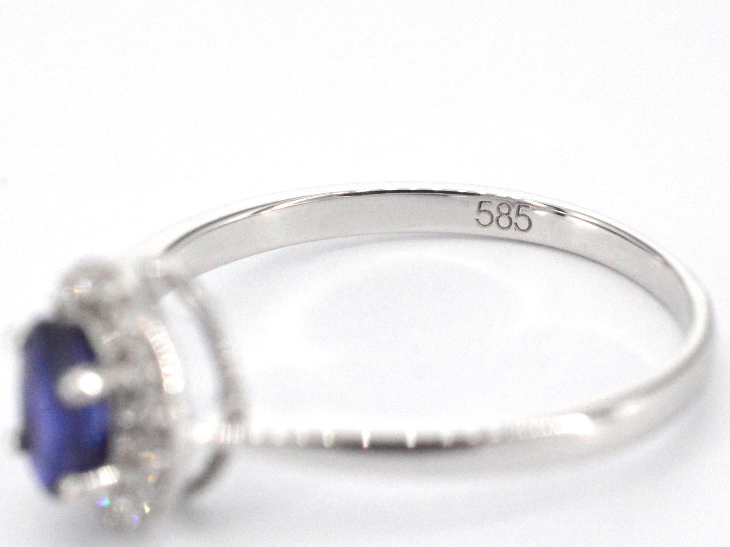 Witgouden entourage ring met diamanten en saffier 2010-9