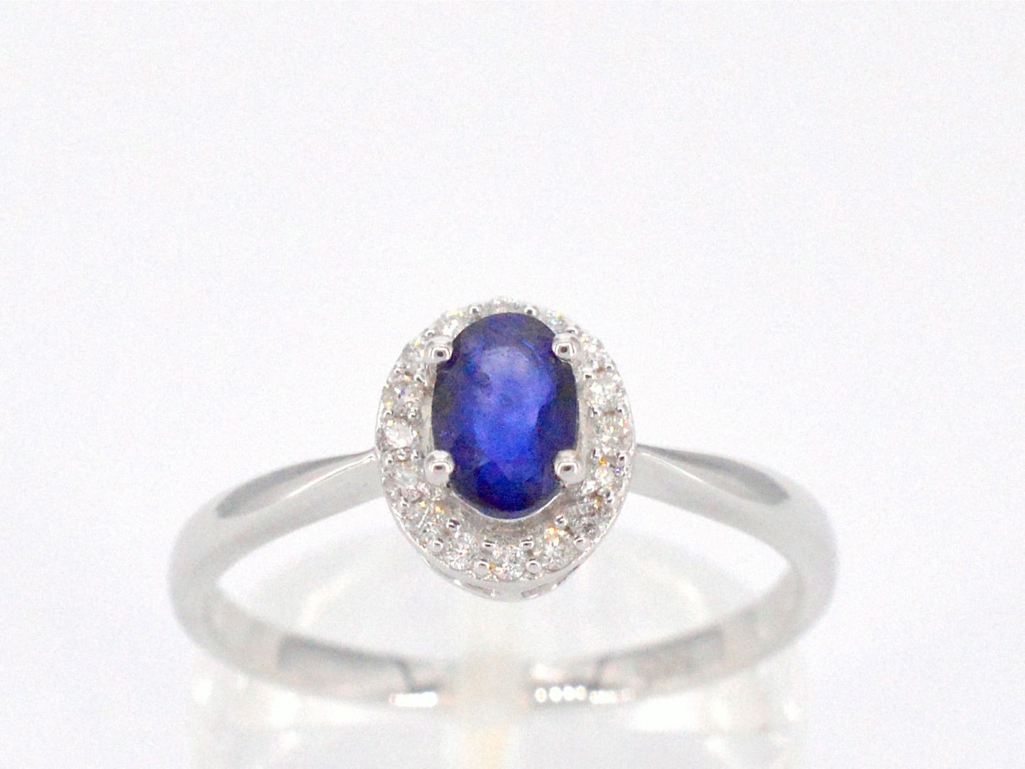 Witgouden entourage ring met diamanten en saffier 2010-11