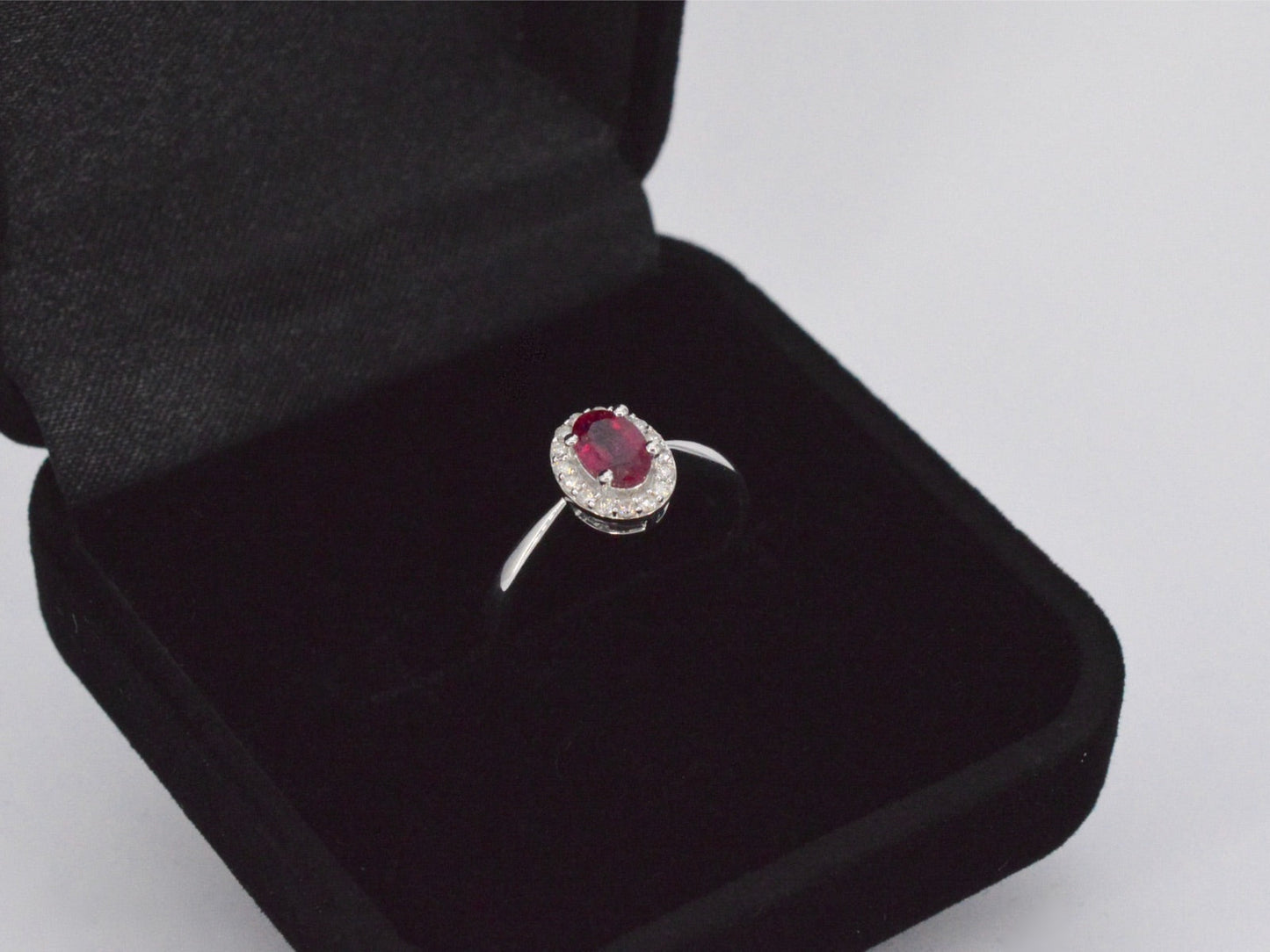 Witgouden entourage ring met diamanten en robijn 2011-1