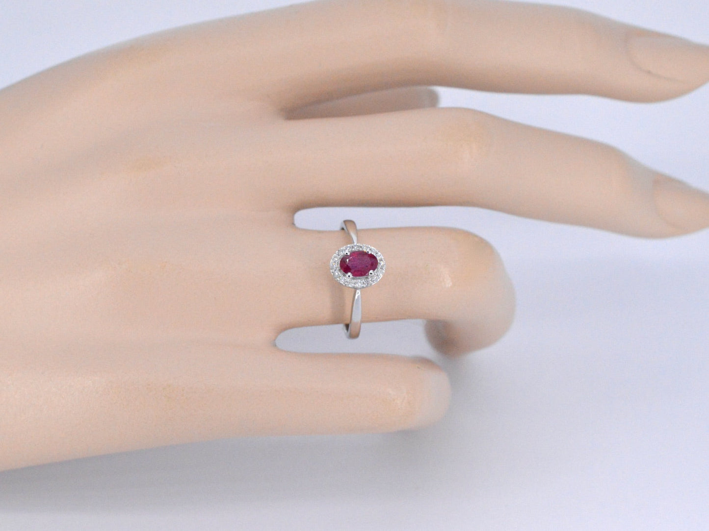 Witgouden entourage ring met diamanten en robijn 2011-2