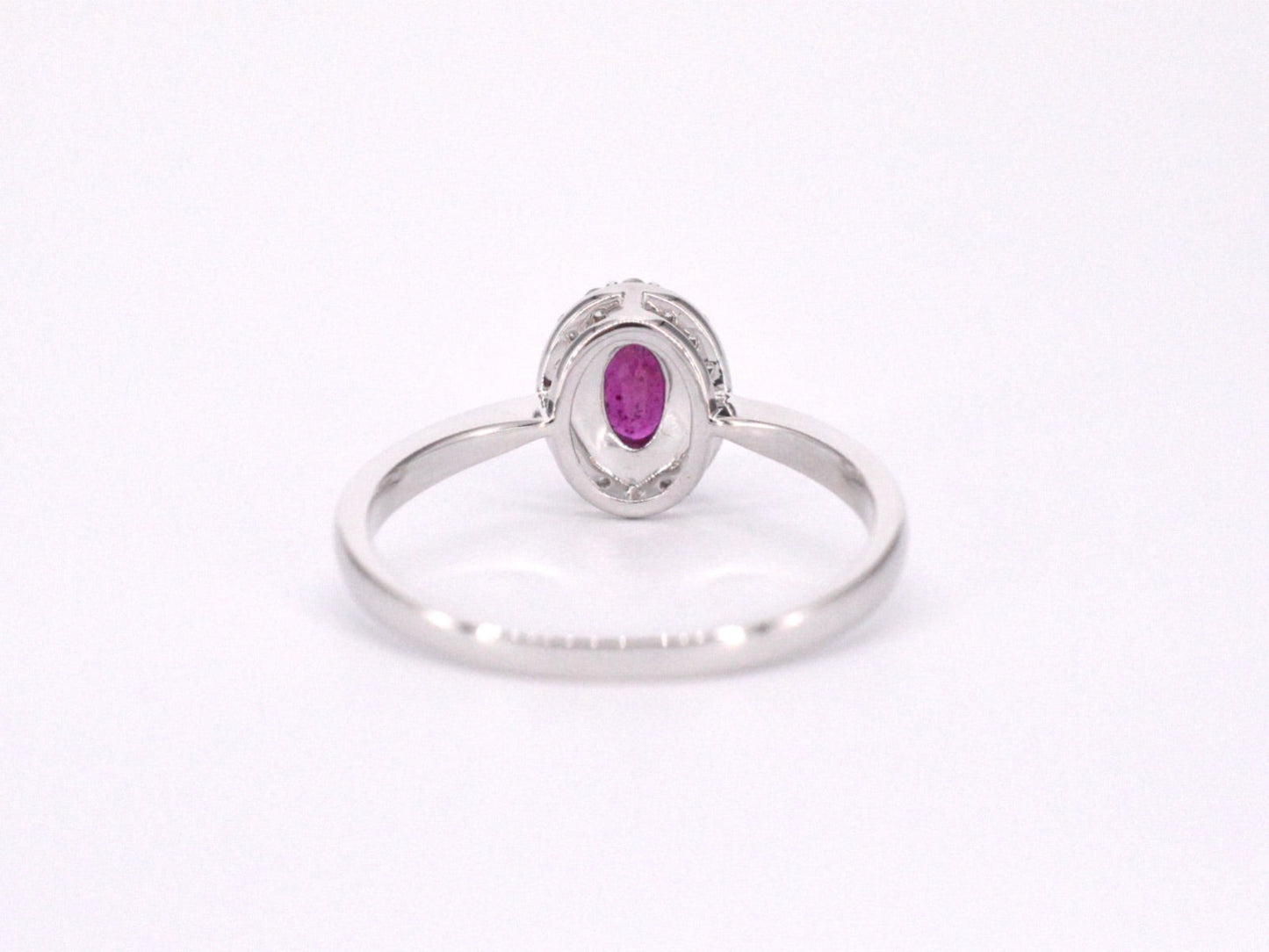 Witgouden entourage ring met diamanten en robijn 2011-6