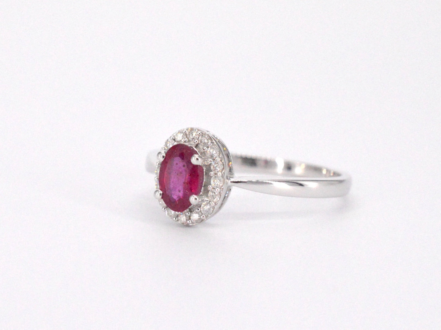 Witgouden entourage ring met diamanten en robijn 2011-7