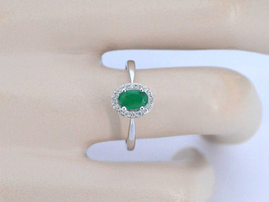 Witgouden entourage ring met diamanten en smaragd