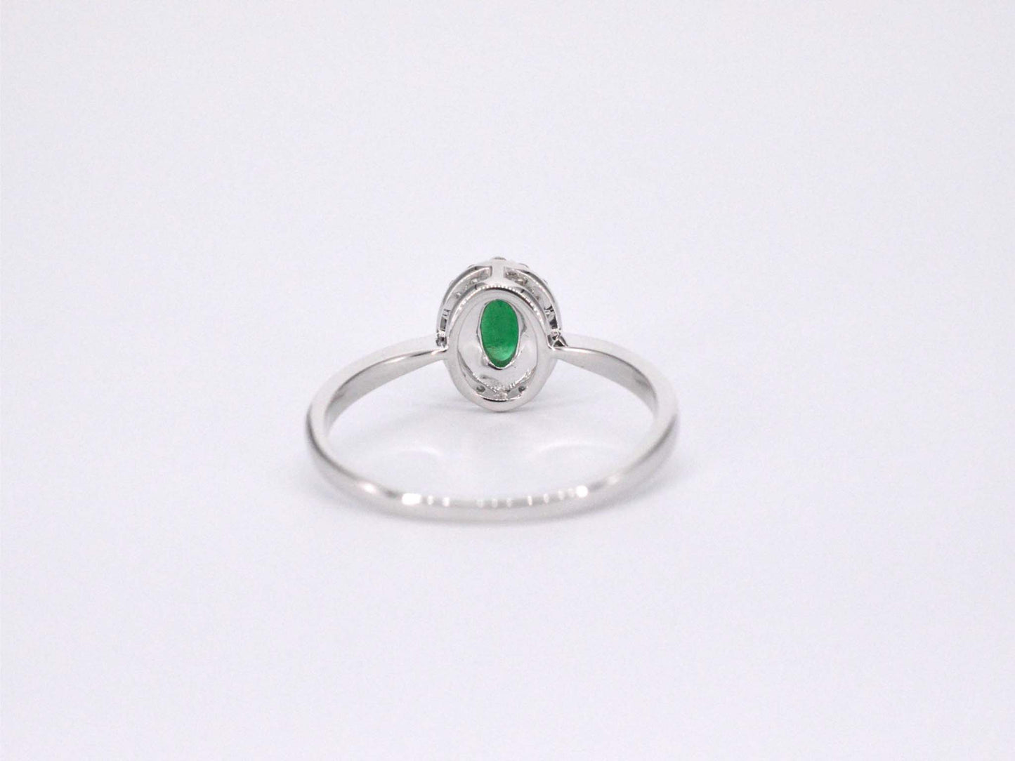 Witgouden entourage ring met diamanten en smaragd 2012-5