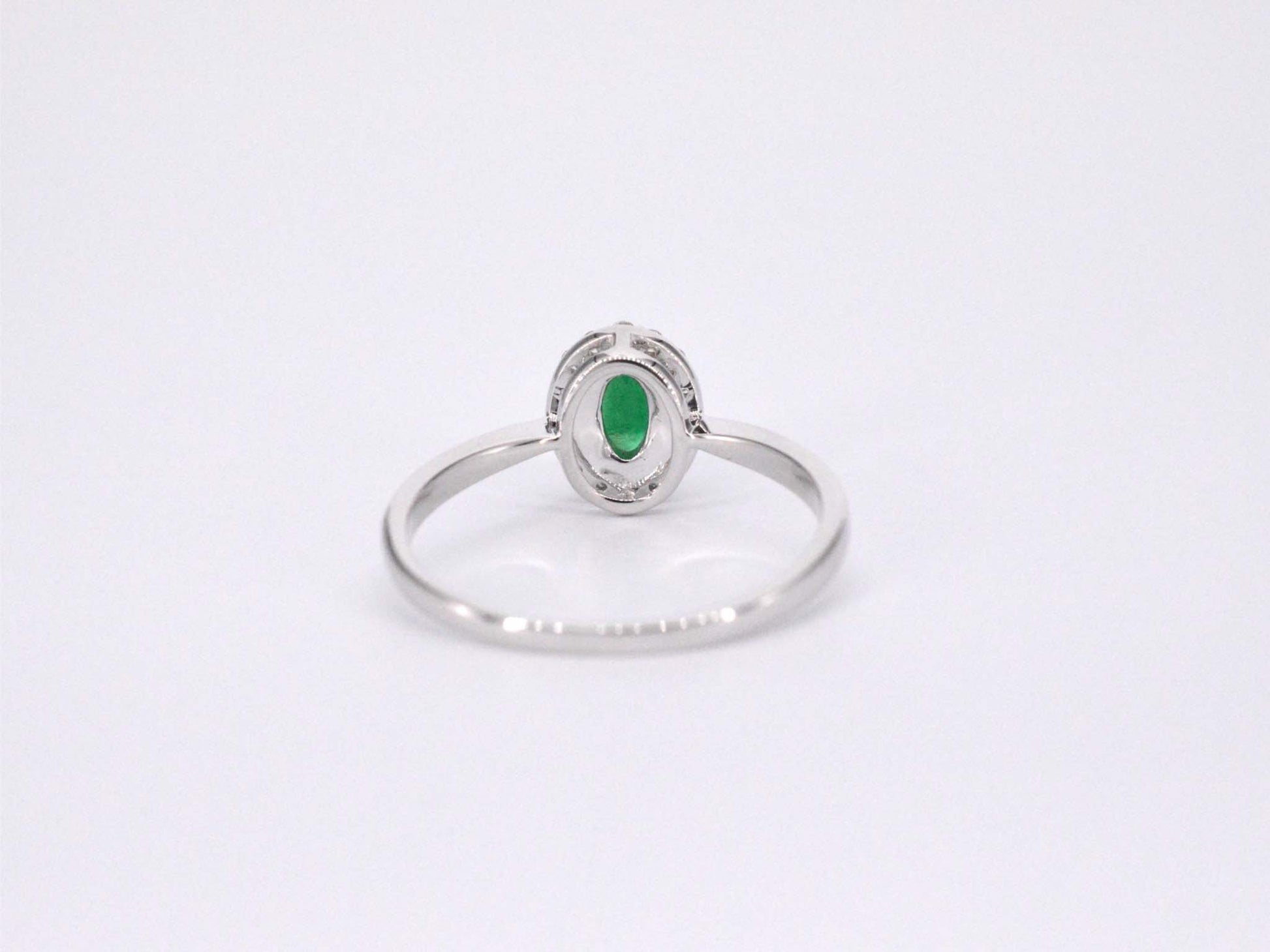 Witgouden entourage ring met diamanten en smaragd 2012-5