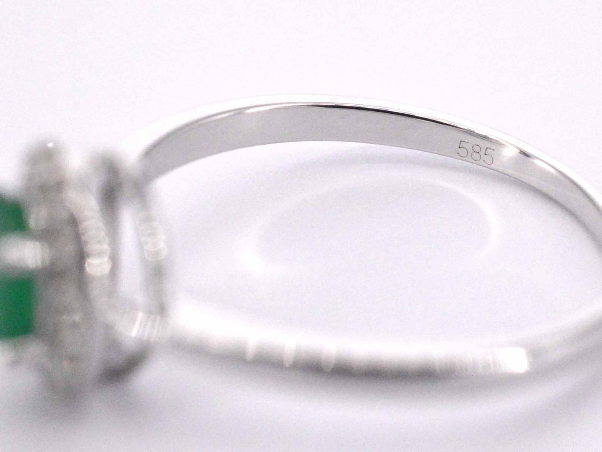 Witgouden entourage ring met diamanten en smaragd 2012-7