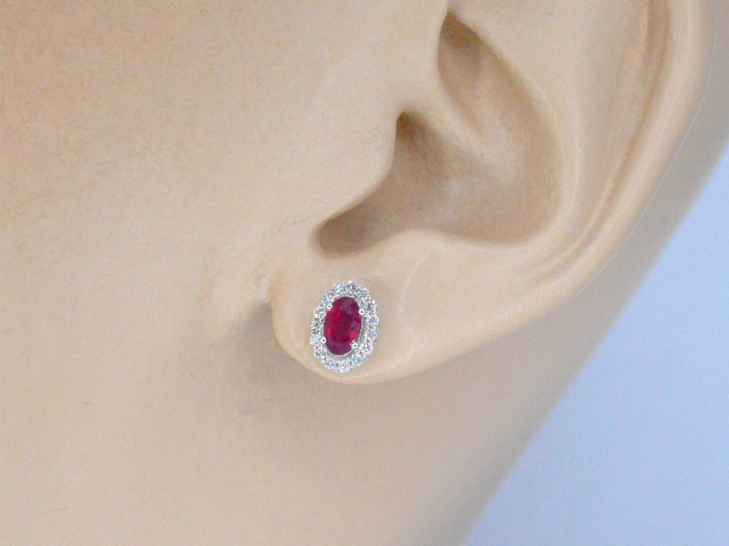 Witgouden oorbellen met diamanten en robijn