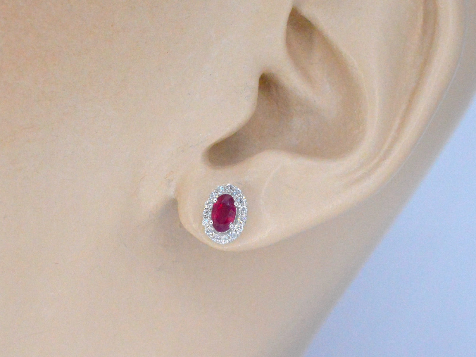 Witgouden oorbellen met diamanten en robijn